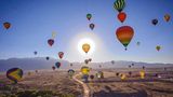 Bis zu 300 Meter hoch steigen die Heißluftballons und bieten nicht nur ein farbenfrohes Spektakel, sondern auch eine spektakuläre Aussicht (Archivbild)