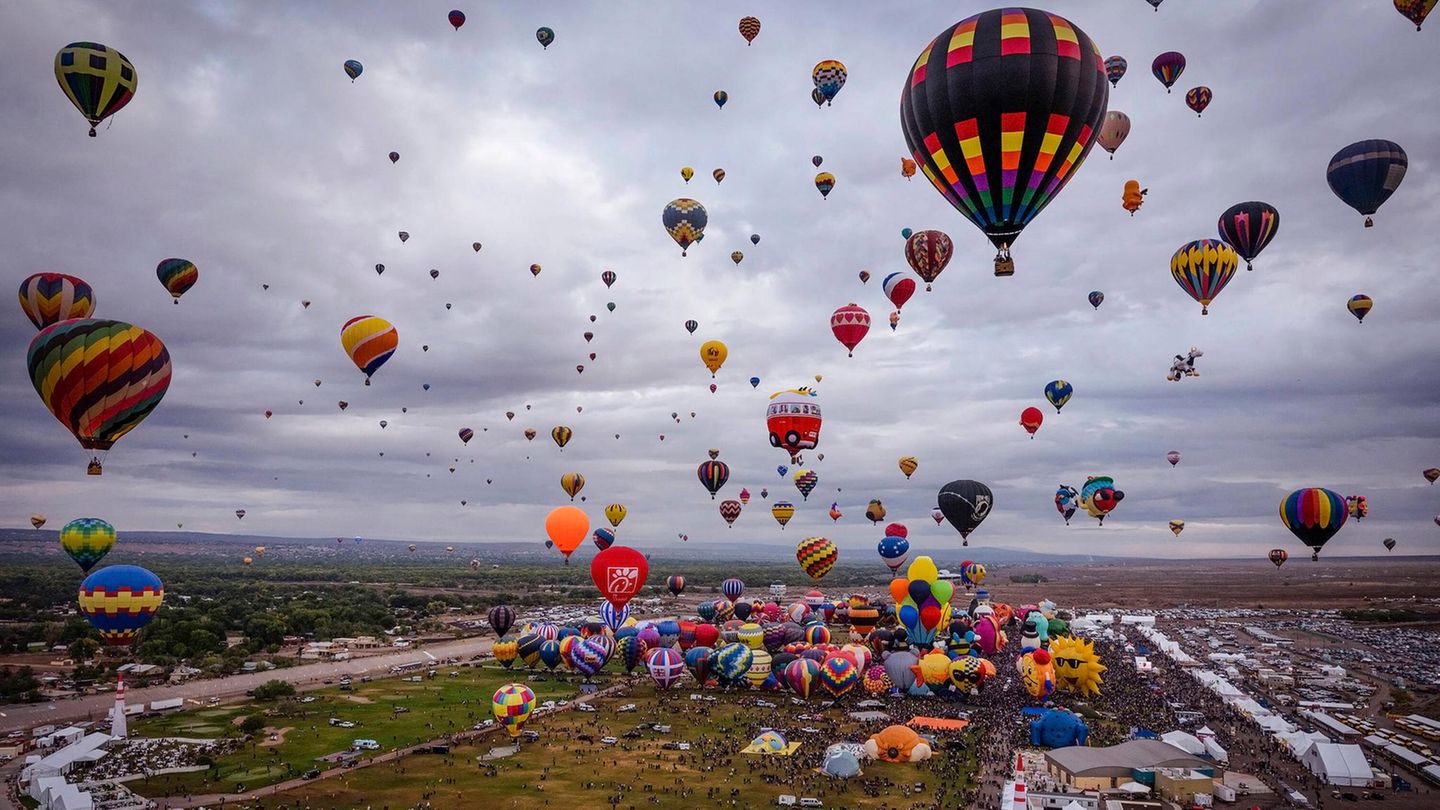 Kunterbuntes Spektakel: Hunderttausende kommen an den beiden ersten Oktoberwochenenden in den Norden New Mexicos. Hunderte Ballons heben zeitgleich vom Startfeld ab (Archivbild)
