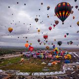 Kunterbuntes Spektakel: Hunderttausende kommen an den beiden ersten Oktoberwochenenden in den Norden New Mexicos. Hunderte Ballons heben zeitgleich vom Startfeld ab (Archivbild)