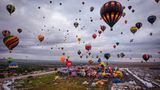 Kunterbuntes Spektakel: Hunderttausende kommen an den beiden ersten Oktoberwochenenden in den Norden New Mexicos. Hunderte Ballons heben zeitgleich vom Startfeld ab (Archivbild)
