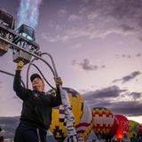 Tyree Boyd testet die Brenner an ihrem Heißluftballon. Eine Fahrt dauert in der Regel zwischen 30 und 60 Minuten