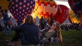 Spektakel am Abend: Die Heißluftballons heben mit Einbruch der Dunkelheit nicht mehr ab, am Boden aber werden sie von den Piloten zum Leuchten gebracht