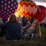 Spektakel am Abend: Die Heißluftballons heben mit Einbruch der Dunkelheit nicht mehr ab, am Boden aber werden sie von den Piloten zum Leuchten gebracht