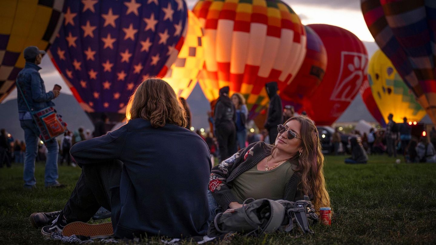 Spektakel am Abend: Die Heißluftballons heben mit Einbruch der Dunkelheit nicht mehr ab, am Boden aber werden sie von den Piloten zum Leuchten gebracht
