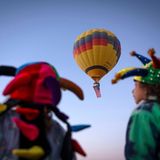 Großer Spaß für die Kleinen: Zwei Kinder beobachten den Start eines Heißluftballons bei der Ballon Fiesta. Auch wenn hier die US-Flagge gehisst wird – die Piloten reisen von überall aus der Welt an
