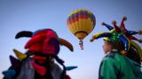 Großer Spaß für die Kleinen: Zwei Kinder beobachten den Start eines Heißluftballons bei der Ballon Fiesta. Auch wenn hier die US-Flagge gehisst wird – die Piloten reisen von überall aus der Welt an