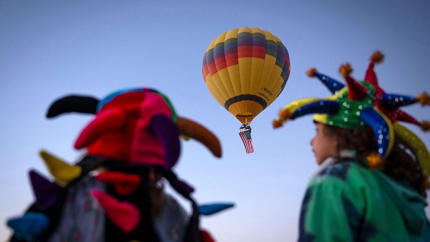 Großer Spaß für die Kleinen: Zwei Kinder beobachten den Start eines Heißluftballons bei der Ballon Fiesta. Auch wenn hier die US-Flagge gehisst wird – die Piloten reisen von überall aus der Welt an