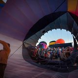 Die Besucher kommen am Startfeld sehr nah an die Heißluftballons heran