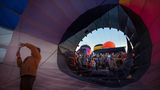 Die Besucher kommen am Startfeld sehr nah an die Heißluftballons heran