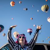 Auf los geht's los: Startleiterin Kat Brennan gibt den Piloten auf dem Feld das Zeichen zum Take-off