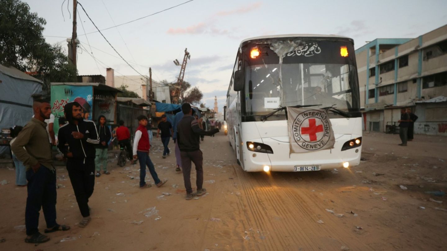 Ein Bus des Roten Kreuzes im Gazastreifen