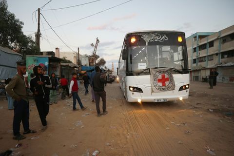 Ein Bus des Roten Kreuzes im Gazastreifen