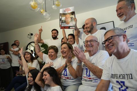 Familie und Freunde der israelischen Geisel Bar Kupershtein feiern