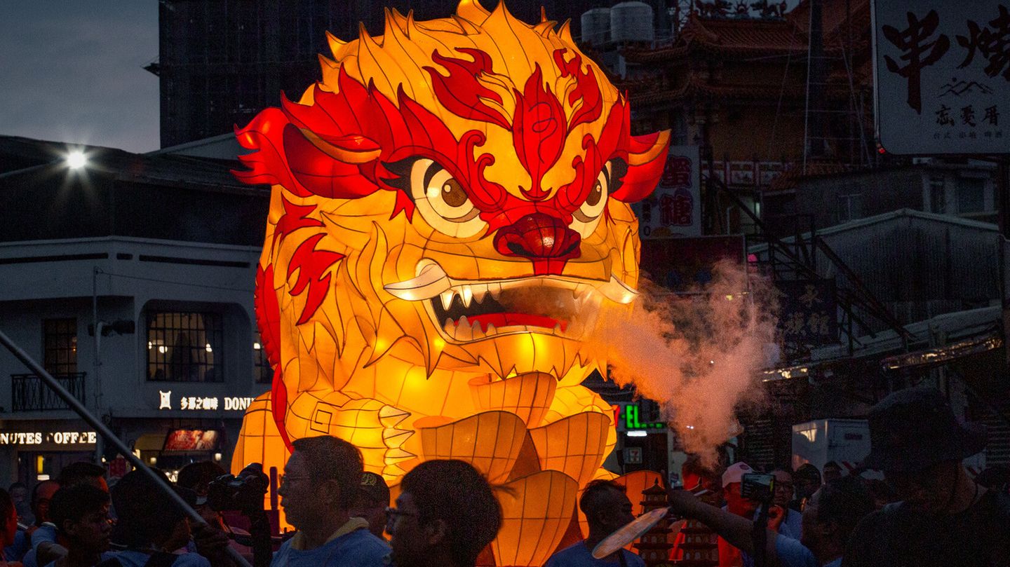 Kaohsiung, Taiwan: Beim Wannian Festival feiern die Taiwaner seit Jahrhunderten Schutz und Erneuerung. Dazu tragen sie unter anderem den riesigen Feuerlöwen durch die Straßen, das Symbol des Festes