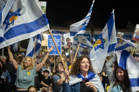 In Israel brach nach der Freilassung der ersten Geiseln Jubel aus. Foto: Ilia Yefimovich/dpa