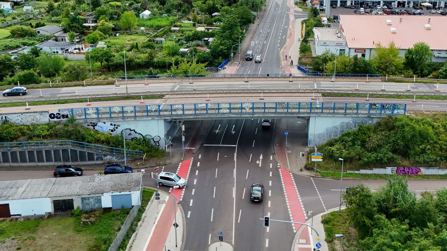 Die Stadt empfiehlt eine weiträumige Umfahrung über die A14. (Archivbild) Foto: Peter Gercke/dpa
