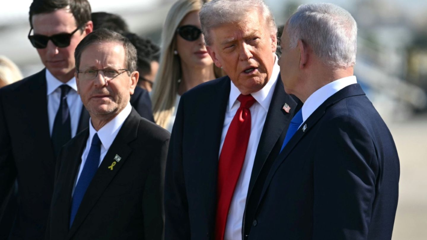 Donald Trump (Mitte) mit Herzog (links) und Netanjahu (rechts)