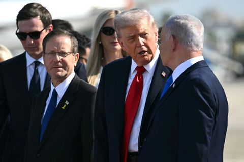 Donald Trump (Mitte) mit Herzog (links) und Netanjahu (rechts)