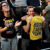 Der Platz beim Sitz des israelischen Militärs wird "Geiselplatz" genannt. Hier treffen sich seit zwei Jahren Angehörige und Freunde der im Gazastreifen festgehaltenen Israelis. Am Tag ihrer Befreiung haben sich hier zahllose Menschen versammelt und verfolgen auf Bildschirmen voller Freude, wie die Geiseln zurückkehren