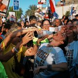 Darauf einen Schluck aus der Pulle. Feierende in Tel Aviv