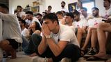 Angehörige und Freunde der Geisel Evyatar David verfolgen in Hod haScharon nördlich von Tel Aviv die Live-Übertragung seiner Freilassung