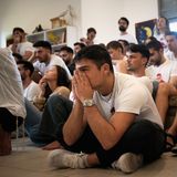 Angehörige und Freunde der Geisel Evyatar David verfolgen in Hod haScharon nördlich von Tel Aviv die Live-Übertragung seiner Freilassung