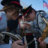 Lod, im Zentrum des Landes: Mitglieder einer israelischen Militärkapelle hören im Handy, wie die erste Gruppe von Geiseln aus der Gefangenschaft der Hamas im Gazastreifen freigelassen wird