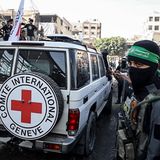 Unter den Augen von Hamas-Kämpfern und Bewohnern von Gaza-Stadt transportiert das Rote Kreuz die Geiseln ab 