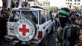 Unter den Augen von Hamas-Kämpfern und Bewohnern von Gaza-Stadt transportiert das Rote Kreuz die Geiseln ab 
