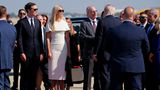 Die Trumps sind da. Israels Ministerpräsident Benjamin Netanjahu (r.) begrüßt den US-Präsident (3.v.r.). Tochter Ivanka (3.v.l.) und Schwiegersohn Jared Kushner waren bereits vorher angereist und heißen Trump ebenfalls willkommen