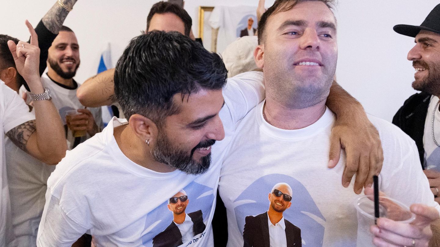 Elkana Bohbot kommt nach zwei Jahren frei. Seine Familie und Freunde feiern seine Rückkehr in Mevaseret Zion