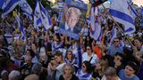 Ein Fest in weiß-blau und in der Mitte: US-Präsident Donald Trump. In Tel Aviv schauen die Menschen die Live-Übertragung der Geisel-Freilassung