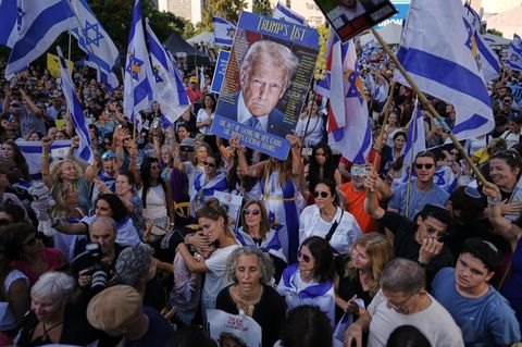 Ein Fest in weiß-blau und in der Mitte: US-Präsident Donald Trump. In Tel Aviv schauen die Menschen die Live-Übertragung der Geisel-Freilassung