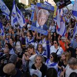 Ein Fest in Weiß-Blau und in der Mitte: US-Präsident Donald Trump. In Tel Aviv schauen die Menschen die Live-Übertragung der Geisel-Freilassung