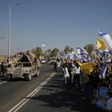 Sie sind zurück: Beim Kibbuz Reim in der Nähe des Gazstreifens bejubeln die Menschen den Konvoi mit den freigelassenen Geiseln. Sie werden auf einen Militärstützpunkt in der Nähe gebracht