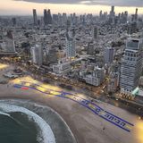 Ein Willkommensgruß an den US-Präsidenten. "Vielen Dank" und "Zuhause" steht in großen Lettern auf dem Strand von Tel Aviv