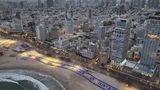 Ein Willkommensgruß an den US-Präsidenten. "Vielen Dank" und "Zuhause" steht in großen Lettern auf dem Strand von Tel Aviv