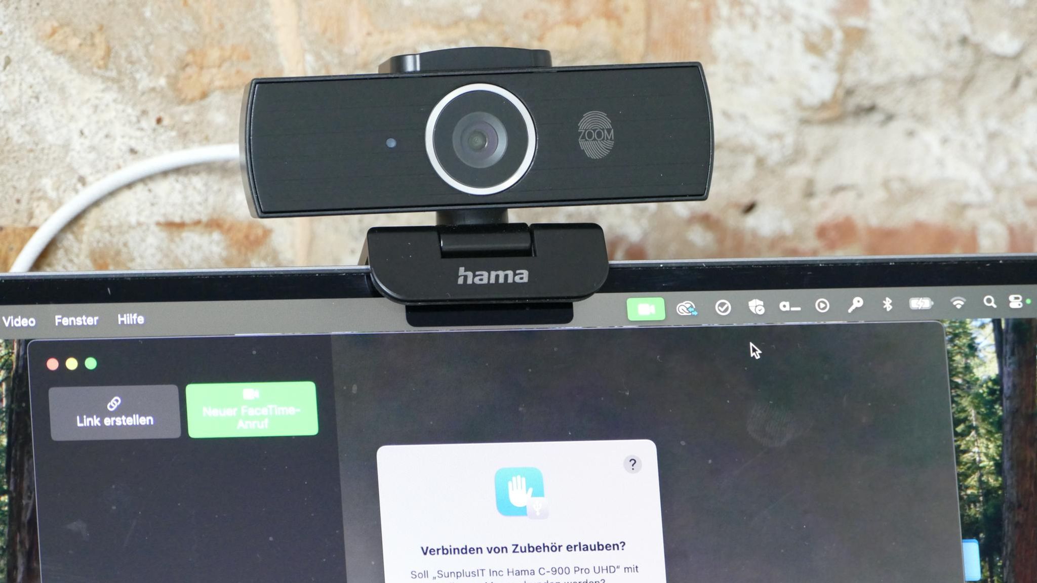 Eine Webcam ist auf einem Computer montiert