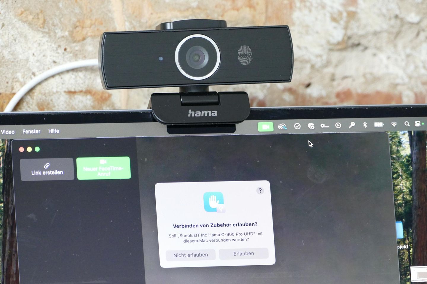Eine Webcam ist auf einem Computer montiert