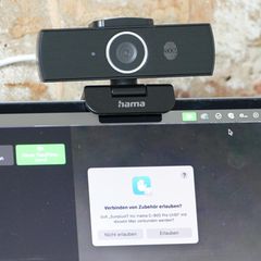Eine Webcam ist auf einem Computer montiert