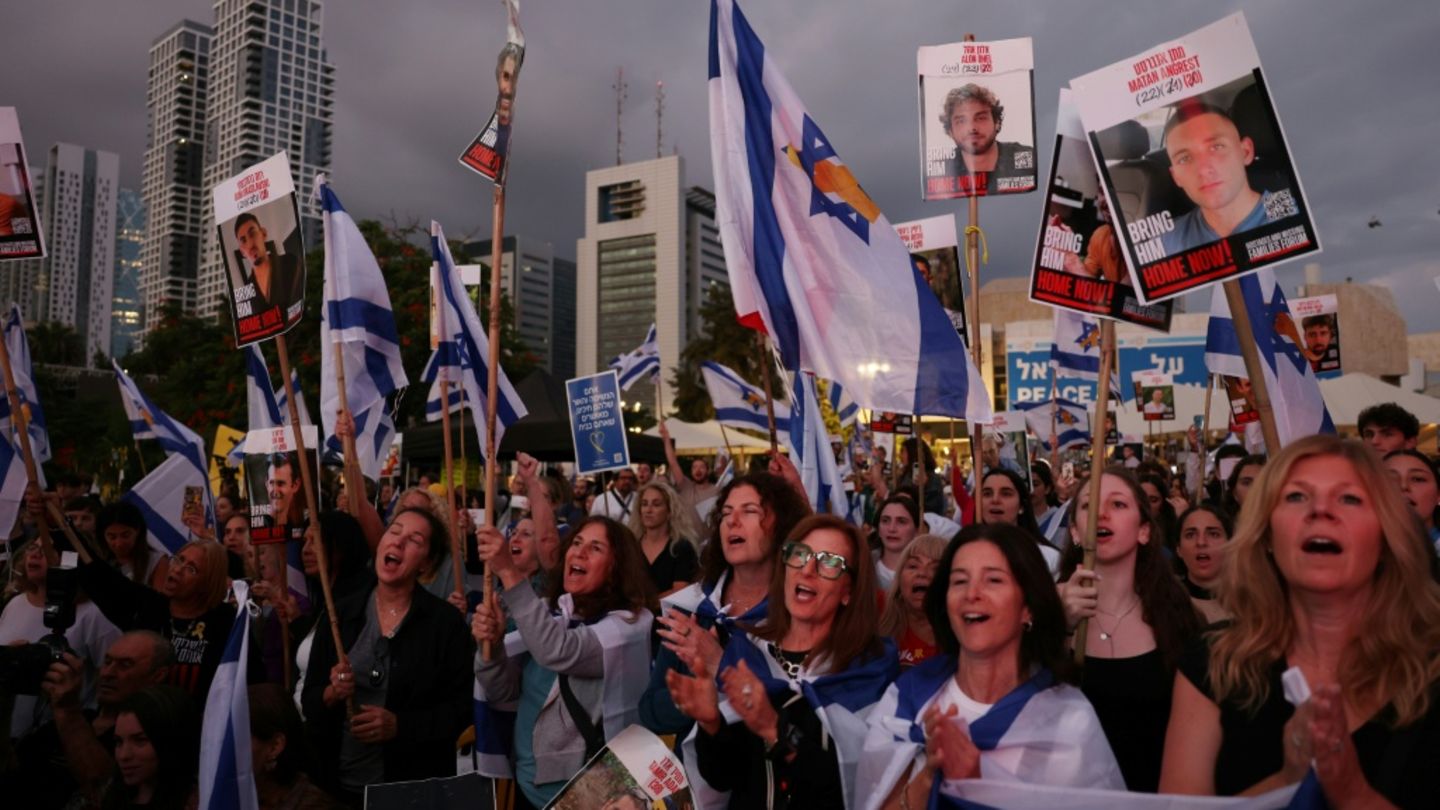 Wartende Menschen auf dem Platz der Geiseln in Tel Aviv