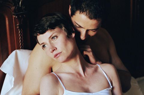 Ein Mann und eine Frau im Bett. Der Mann versucht sich zärtlich zu Nähern, doch die Frau sieht uninteressiert aus.