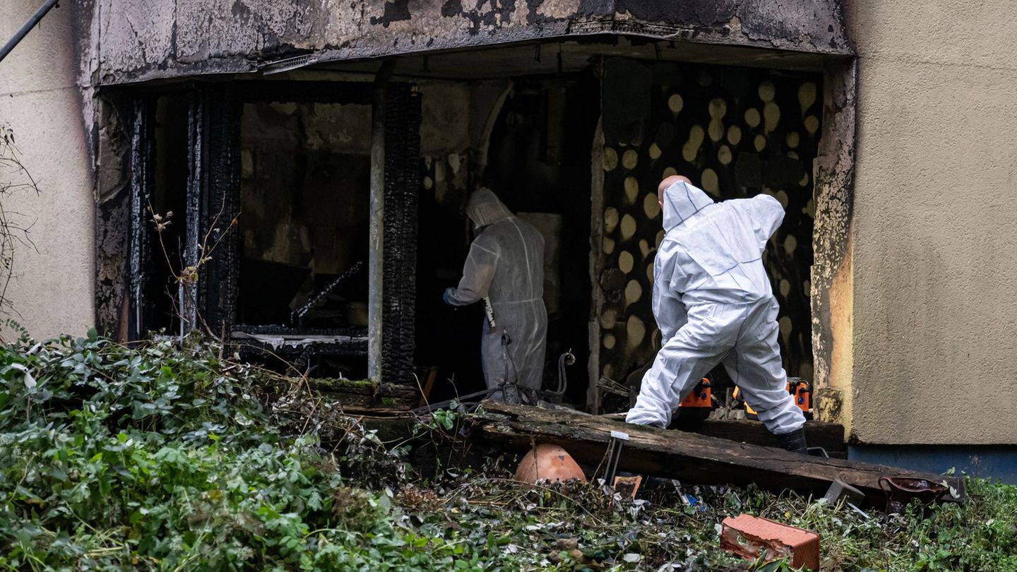 Das Feuer in der Erdgeschosswohnung hat große Schäden hinterlassen. Einsatzkräfte der Spurensicherung suchen nach der Ursache. F
