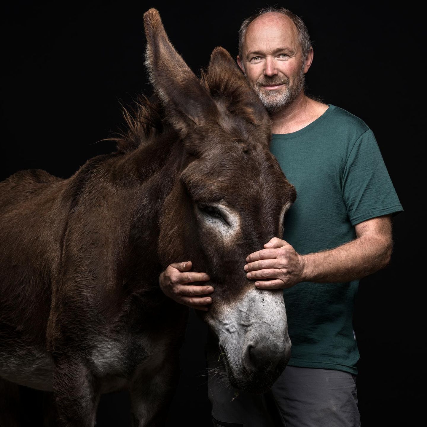 Schweiz: Portrait mit Mann und Esel