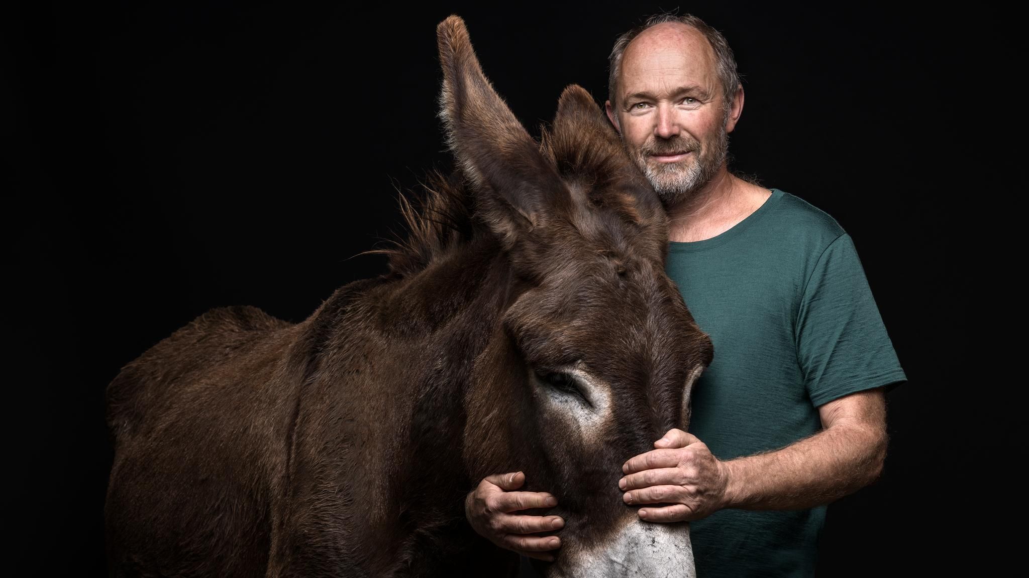 Schweiz: Portrait mit Mann und Esel