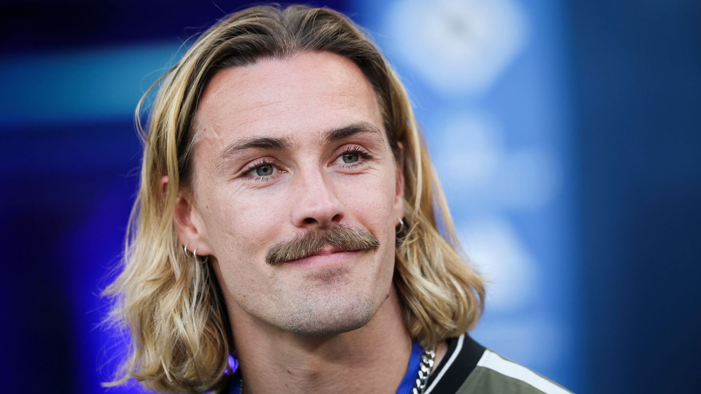 Die Debatte um Kapitän Jackson Irvine bewegt den FC St. Pauli. Foto: Christian Charisius/dpa