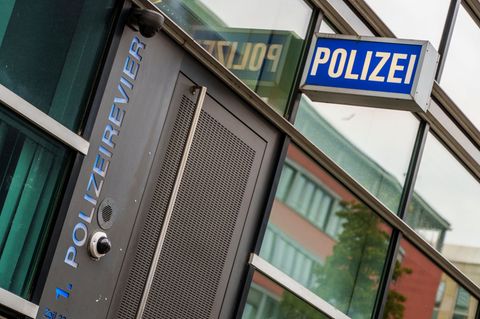 Die Ermittlungen richten sich gegen 17 Polizistinnen oder Polizisten des ersten Reviers an der Zeil in der Innenstadt. (Archivfo