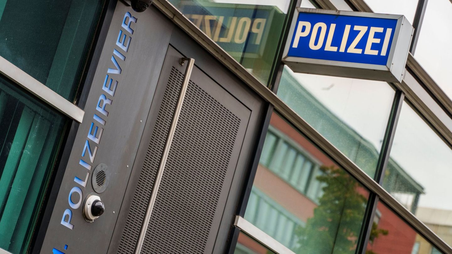 Die Ermittlungen richten sich gegen 17 Polizistinnen oder Polizisten des ersten Reviers an der Zeil in der Innenstadt. (Archivfo