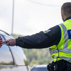 Bei der Grenzkontrolle stellte die Polizei illegale Böller sicher. (Symbolbild) Foto: Harald Tittel/dpa