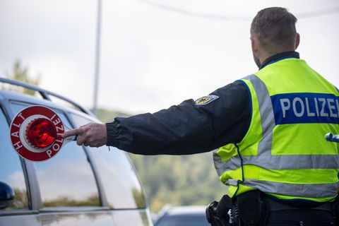 Bei der Grenzkontrolle stellte die Polizei illegale Böller sicher. (Symbolbild) Foto: Harald Tittel/dpa